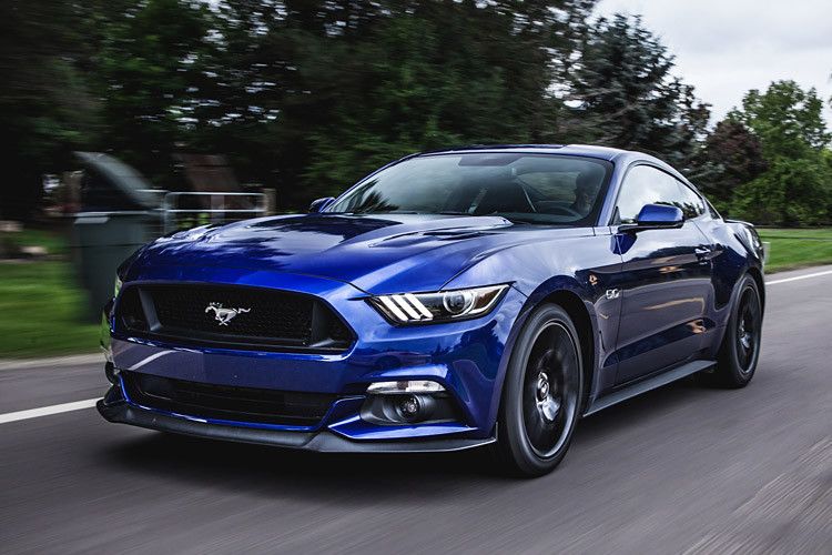 In der neuen Modellgeneration ist das Fließheck-Coupé klar als Mustang zu erkennen; verglichen mit seinen Hauptkonkurrenten, dem Chevrolet Camaro und dem Dodge Challenger, wirkt er jetzt aber durchgestylt und weitaus hochwertiger als bisher. (Foto: Michael Simari)