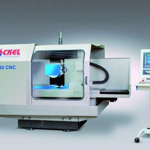 Bild 1: Flach- und Profilschleifmaschine FSX 525 CNC mit Granit-Maschinenbett und hydrostatischen Führungen.