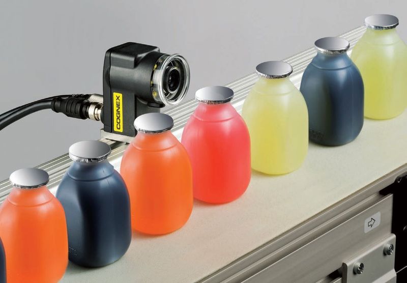 With the support of vision sensors, the existence of the labels on bottles can be checked accurately. (Picture: Cognex Corporation)