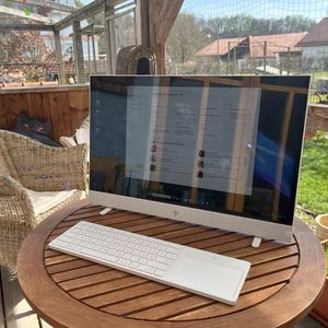 Beim Einsatz des HP Envy Move auf der Terrasse bringt das spiegelnde Display eine gewisse Einschränkung mit sich.(Bild:  Vogel IT-Medien)