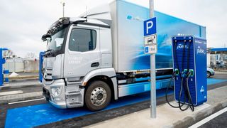 Flottenmanagerinnen und Flottenmanager glauben laut Aral Fleet Solutions an einen Durchbruch der Elektromobilität im gewerblichen Sektor. (Bild: Aral)