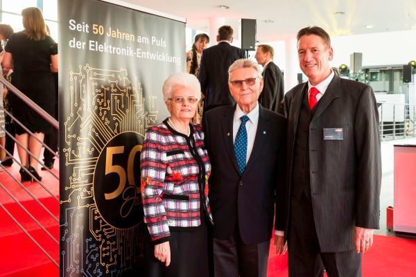 Gastgeber: Dr. Kurt Eckernkamp, Verleger und Gründer der Vogel-Stiftung für Bildung, Wissenschaft, Medizin und Kultur (Bild Mitte) gemeinsam mit Ehefrau Nina Eckernkamp-Vogel und Chefredakteur Johann Wiesböck (Fotograf/Copyright: Stefan Bausewein/Vogel Business Media)