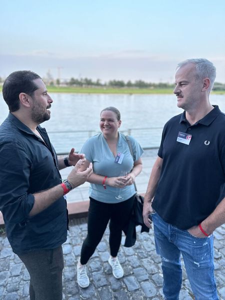 Timo Kusian (Markensturm) erzählt Paul Geller (r, S&K) witzige Stories, die ihm in Hamburg so passieren. (Bild: Vogel IT-Medien GmbH)