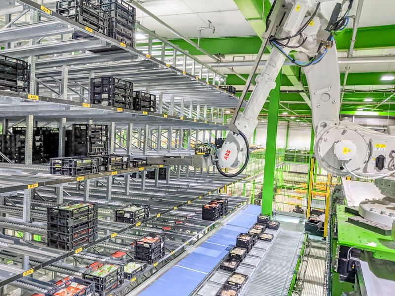 Automatisierungslösungen beschleunigen in der Logistik den Warenumschlag und die Abfertigung deutlich. Roboter müssen hierzu unterschiedliche Waren, eine hohe Komplexität und Aufgabenvarianz meistern. (Heemskerk / ABB)