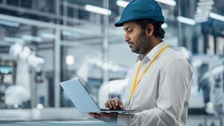 Indien zieht neue Vorschriften zur Maschinensicherheit zurück.  (Bild: © iStock.com/gorodenkoff, Pilz GmbH & Co. KG)