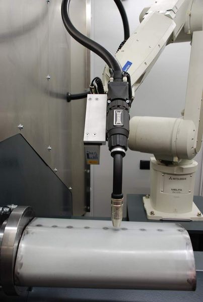 mittels des Lasersensors vermessen ist, führt der sechsachsige Knickarmroboter den Schweißbrenner automatisch über die vorgegebene Bahn entlang der Schweißnaht. Die Bedienung erfordert keine Programmierkenntnisse. (Archiv: Vogel Business Media)