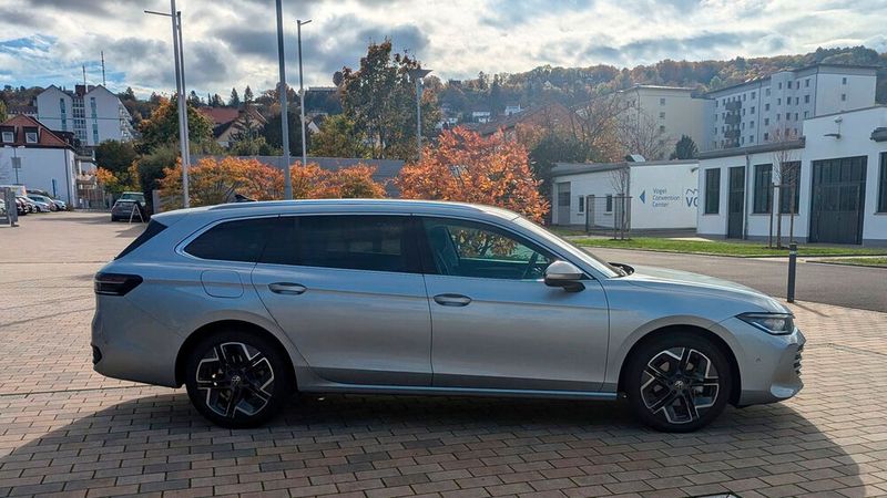 In der Seitenansicht wird deutlich, dass der nur als Variant lieferbare Passat mit 4,92 Metern Länge die Grenzen der Mittelklasse längst hinter sich gelassen hat. (Bild: Mauritz – VCG)