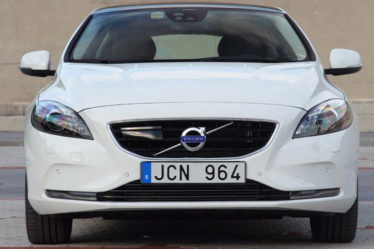 Die Frontansicht wird von einer V-förmigen Motorhaube und einem hochglänzenden Kühlergrill geprägt. (Foto: Volvo)