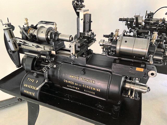 Aus dem Centre Muller: Langdrehautomat Bechler Typ V, Spindeldurchlass  25 mm, mit 3 Drehstählen und einfachem Bohrapparat, Maschine mit beweglichem Spindelstock. (Bild: Centre Müller)