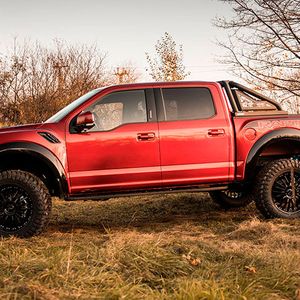 Wem der F-150 noch nicht monströs genung erscheint und etwas mehr Bewegungsfreiheit abseits befestigter Straßen wünscht, kann die Karosserie mit einem Liftkit nochmal rund 10 Zentimeter höher setzen.(Bild:  Geiger Cars)