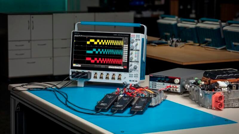 Präzise Leistungsanalyse im Labor: Ein Tektronix MSO der Serie 6 B im Einsatz mit den neuen isolierten TICP-Stromsonden. Durch die vollständige galvanische Trennung und eine Bandbreite von bis zu 1 GHz werden Schalttransienten an SiC- und GaN-Komponenten sichtbar, die bisher im Rauschen untergingen.(Bild:  Tektronix)