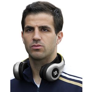 Auch der spanische Fußballer Cesc Fabregas hat nun einen eigens designten Kopfhörer.