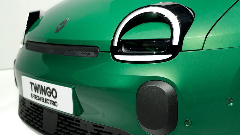 Das neue Design zaubert dem Twingo E-Tech ein charmantes Lächeln in die Front. (Bild: Renault)