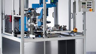 Bild 1: Rundtaktmaschine zur Fertigung von Außenspiegeln für Automobile. Basis für die hohe Fertigungsflexibilität ist ein stabiles Grundgestell. (Archiv: Vogel Business Media)