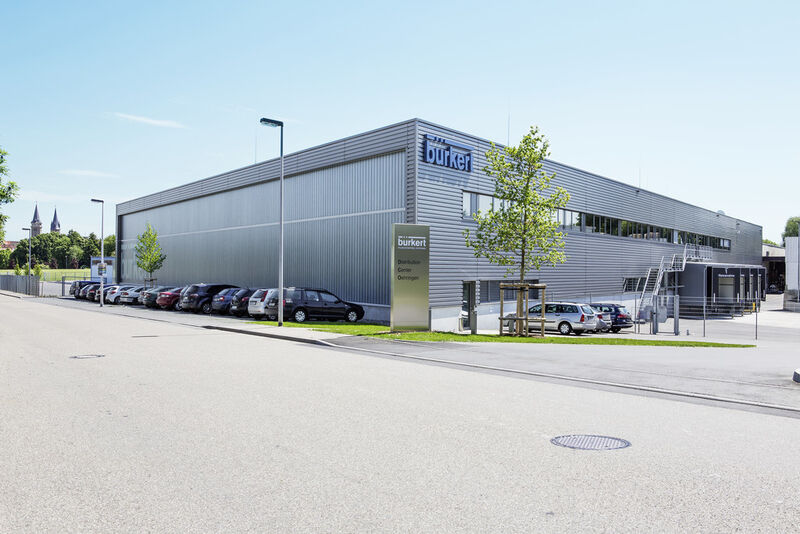 Der Fluidtechnikspezialist Bürkert hat in Öhringen ein neues zentrales Distributionscenter eröffnet, das den weltweiten Warenversand für die Werke in Deutschland und Frankreich übernimmt. (Bild: Bürkert)
