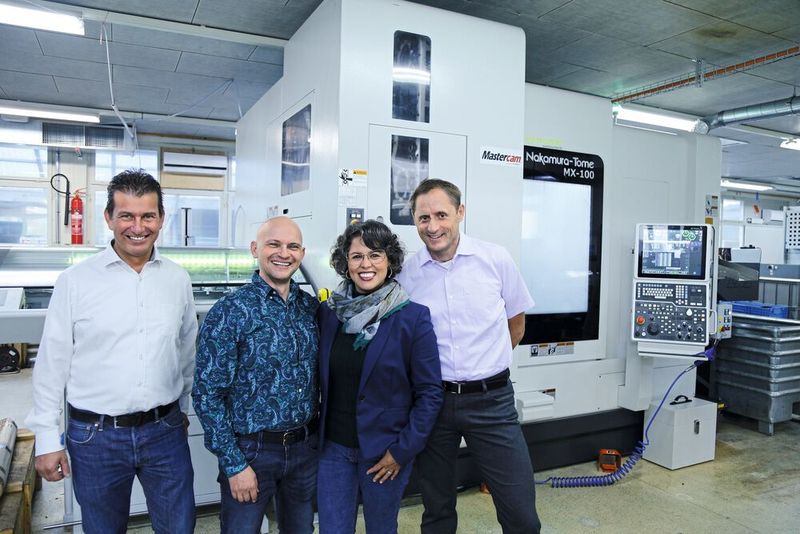 De g. à d. : Andreas Gamper, Oliver et Danielle Oberdanner, et Mathias Zavratnik. Il y a quatre ans, Danielle Oberdanner a convaincu son mari d'abandonner le génie civil pour reprendre l'entreprise familiale. Sepo AG : une direction sympathique, une équipe passionnée. (Source : Matthias Böhm)