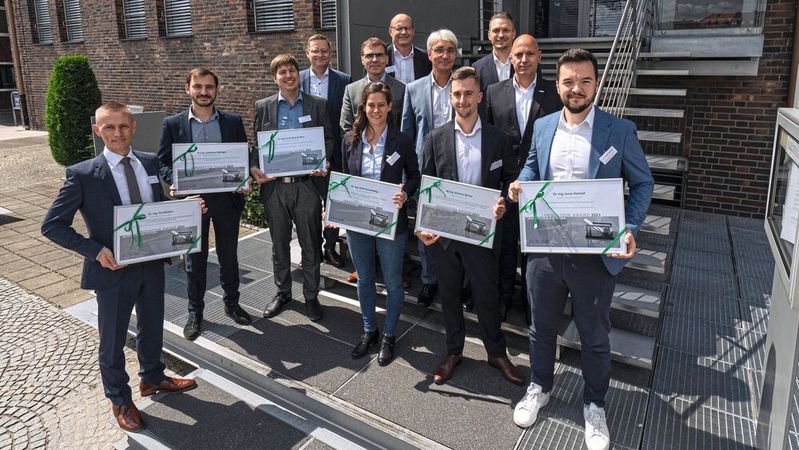 Die Preisträgerinnen und Preisträger (v. l.) Dr. Tim Weikert, Sebastian Gielinger, Dr. Simon Merz, Dr. Heike Sonnenberg, Wilhelm Michel und Dr. Jonas Heinzel mit ihren Urkunden, zusammen mit den Schaeffler-Vertretern Claus Bauer (Vorstand Finanzen und IT), Uwe Wagner (Vorstand Forschung und Entwicklung), Peter Schuster (Geschäftsführer der Stiftung), Markus Gambihler (Leiter HR Bearings & Industrial Solutions), Dr. Michael Pausch (Leiter R&D Bearings & Industrial Solutions) und Sascha Zaps (Vorstand Bearings & Industrial Solutions).(Bild:  Schaeffler (Johannes Bräutigam))