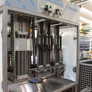 Füllstandskontrolle: Zur Verstellung der Kameras werden die Linearmodule Drylin SLW-1660 sowie SLW-25120 eingesetzt. Die Leitungen für die Kameras werden dabei mithilfe von E-ketten E14.2.038 von Igus geführt.(Bild:  Igus GmbH)