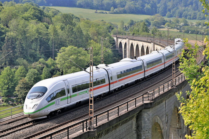 Der ICE 3 der Deutschen Bahn liegt mit einer maximal gefahrenen Geschwindigkeit auf Platz 3 der weltweit schnellsten Züge. Auf Platz 7 wird er uns quasi noch einmal begegnen. (Deutsche Bahn AG / Wolfgang Klee)