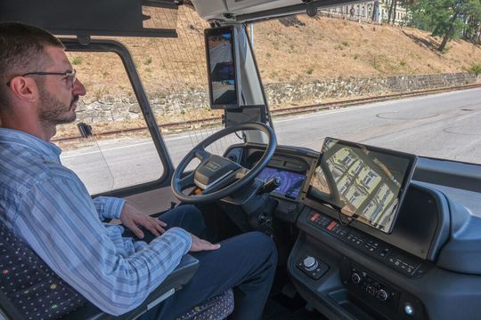 Hatte bei der Vorstellung der hochautomatischen Fahrfunktion am Westbahnhof nicht viel zu tun: der Sicherheitsfahrer.(Bild:  © 2026 Richard Oed)