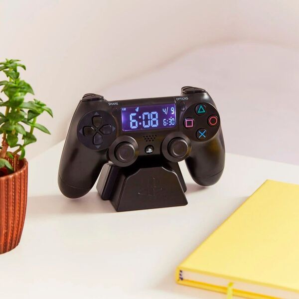 Für echte PlayStation-Fans ist dieser „PlayStation Controller Wecker“ das passende Mittel, um sie aus dem Schlaf zu holen. Bei Radbag gibt es den Wecker für 34,95 Euro. Er bietet Uhrzeit-, Datumsanzeige und Snooze (Schlummer)-Funktion. (www.radbag.de)