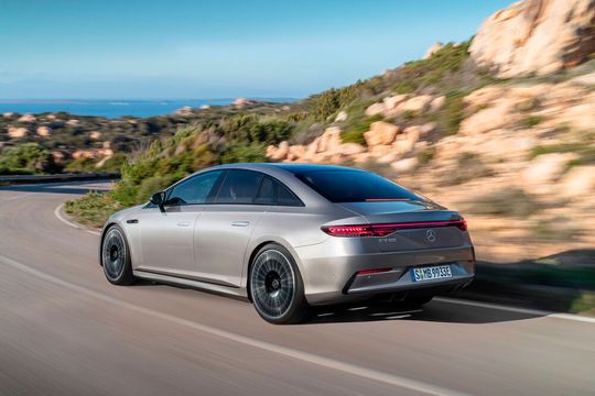 Der EQE wirkt deutlich sportlicher als der EQS.(Bild:  ampnet)