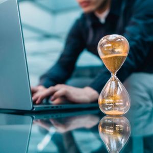 Ein weiterer großer Stressfaktor kann das Zeitmanagement sein. Je nachdem wie gut Sie dabei sind, sich Ihre Zeit für Aufgaben einzuteilen, entscheidet darüber, wie stressig Ihr Arbeitsalltag wird. Für ein gutes Zeitmanagement ist es hilfreich, die eigenen Aufgaben zu priorisieren. Planen Sie außerdem feste Zeiten ein, um diese zu erledigen. (Bild:  © Medienzunft Berlin – stock.adobe.com)