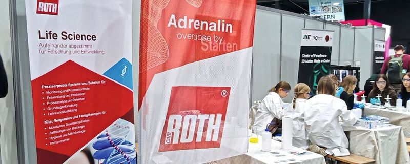 Während der Science Days durften sich sich Schüler am Stand von Carl Roth selbst Give Aways am 3D-Drucker ausdrucken.(Bild:  Carl Roth)