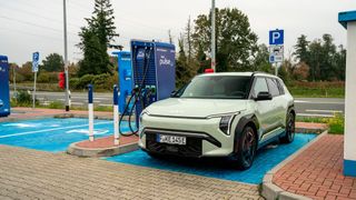 Bei gemäßigten Temperaturen sind die Verluste beim Schnellladen gering. (Bild: Kia)