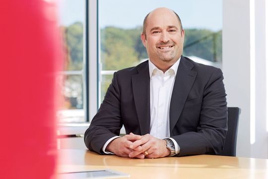 „Neues zu erfinden, Lösungen besser zu machen– das bestimmt seit jeher die DNA von Eplan und ist das Erfolgsrezept für morgen“, erklärt Sebastian Seitz, Geschäftsführer von Eplan.(Bild:  Valéry Kloubert)