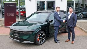 Lukas Dohle (li.), Geschäftsführer Zeekr Deutschland, und Alexander Gotzen, Sales Manager New Cars bei der Jacobs-Gruppe. (Bild: Zeekr)