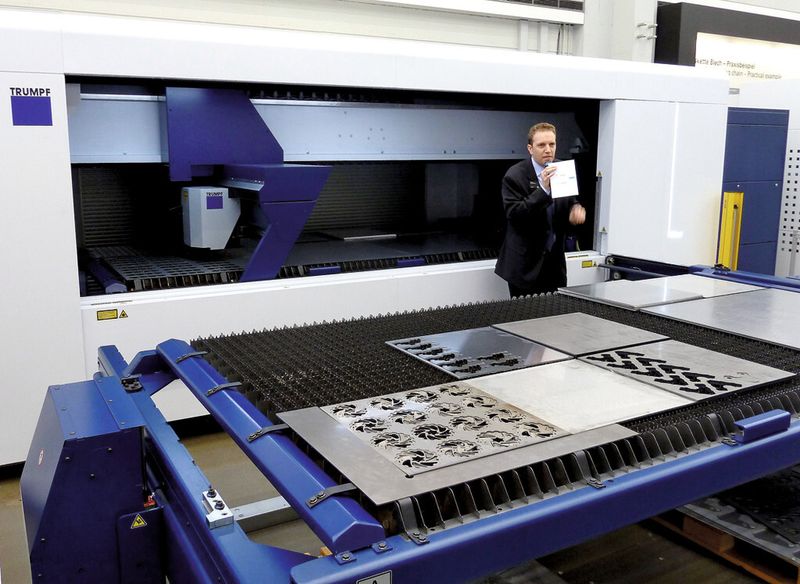 Die Trulaser 1030 fiber lässt sich intuitiv bedienen. Schneidprogramme und Nachproduktionen können in wenigen Minuten direkt an der Maschine geschachtelt werden. (Bild: Kuhn)