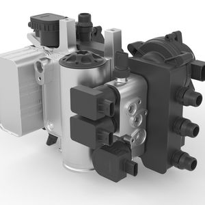 Das neue Thermomanagemodul von Mahle fasst Wärmetauscher, Kühlmittelpumpen, Kondensator, Chiller, Sensorik und Ventile in einer Einheit zusammen und soll dadurch wesentlich effizienter arbeiten.(Bild:  Mahle)