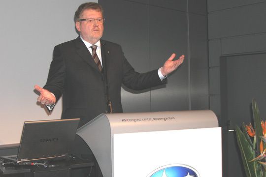 Emil-Frey-Deutschland-Chef Rudolf Wohlfarth bei seiner Laudatio für Manfred Eimansberger: „Wir sind in den vergangenen 15 Jahren zu echten Freunden geworden.“ (Archiv: Vogel Business Media)