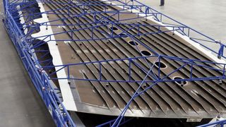 Viele Flugzeugteile sind heute aus Faserverbundwerkstoffen gefertigt, wie diese Tragflächenabdeckung eines A350 – eins der größten CFK-Teile. Die sichere Montage erfordert präzise bearbeitete Konturen. (Airbus)