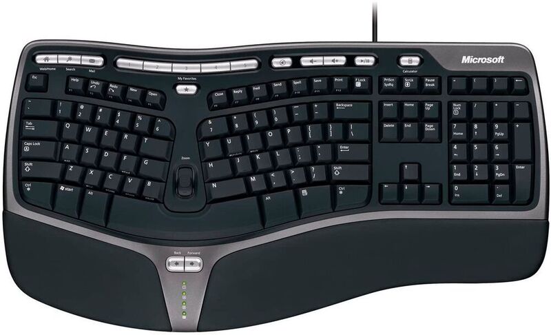 Das Microsoft Natural Ergonomic Keyboard 4000 hat ein geteiltes Tastaturlayout. Die Tastatur hat in der Mitte eine Wölbung nach oben und kann nach hinten geneigt werden und unterstützt so die natürlichen Handhaltung. (Microsoft)