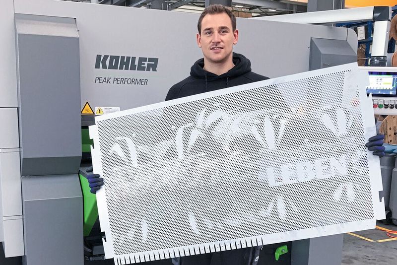 Feinlochungen mit Motiv werden meist für dekorative Zwecke eingesetzt, wie Balkonverkleidungen, Fassaden oder Deckenbelüftungen. Erst nach dem präzisen Richten lassen sie sich exakt weiterverarbeiten, zum Beispiel kanten, montieren oder schweißen. (Bild: Kohler)