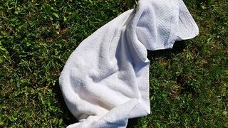 Tja, da liegt das sprichwörtlich geworfene Handtuch. Leider symbolisiert es derzeit den Abgesang vieler deutscher Unternehmen, wie eine Analyse ergab. Die Zahl der Pleiten ist so hoch wie schon lange nicht mehr. Schlimmer noch: Die Entwicklung bedroht unsere Volkswirtschaft! (Bild: F. Rotteee)