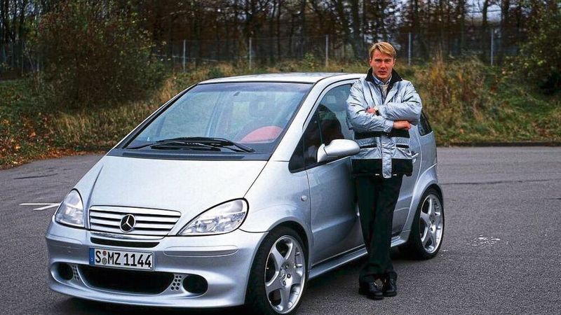 Einer der einst stolzen Besitzer eines A 190 Twin/AMG A 38: Mika Häkkinen, damals in Diensten von Mercedes-Benz. (Daimler AG)
