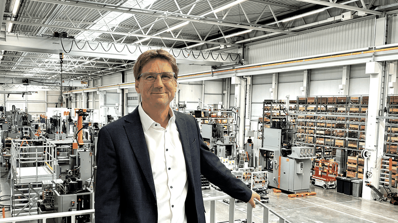 Wolfgang Meyer ist Chief Executive Officer (CEO) der Maplan GmbH in Kottingbrunn (Österreich). Der Maschinenbau-Ingenieur zeichnet für die Transformation des Unternehmens vom Pressemaschinenbauer zum weltweiten Systemanbieter für Elastomer-Spritzgießlösungen verantwortlich.(Bild:  Maplan)