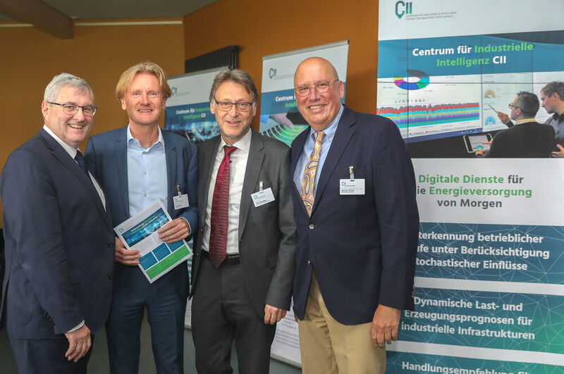 Gründung des „Centrum für Industrielle Intelligenz“ (v.l.): Staatssekretär Dr. Jürgen Ude, Prof. Udo Seiffert, Prof. Jens Strackeljan und Prof. Michael Schenk.   (Fraunhofer IFF, Viktoria Kühne)