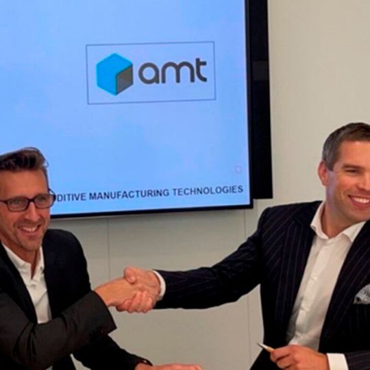 Strategische Zusammenarbeit geplant: Laurent Tellier, Saint Gobain Surface Solutions CEO (links) und Joseph Crabtree, AMT CEO und Gründer (rechts).(Bild:  Norton Saint-Gobain)