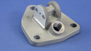 Schon jetzt werden Teile für Daimler in der neuen Technologiestraße bei Premium AEROTEC gefertigt: Für den Lkw-Bereich ist beispielsweise bereits das erste bei Premium AEROTEC gefertigte Ersatzteil im Einsatz. Dabei handelt es sich um einen Halter beim Lkw-Dieselmotor  (Daimler)