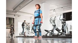 Mit dem Roboteranzug schaffen Patientinnen und Patienten in der Reha mehr Übungen. So erhalten sie Bewegungsfähigkeiten schneller und besser zurück.  (Bild: Stefan Schneller / ETH Zürich)