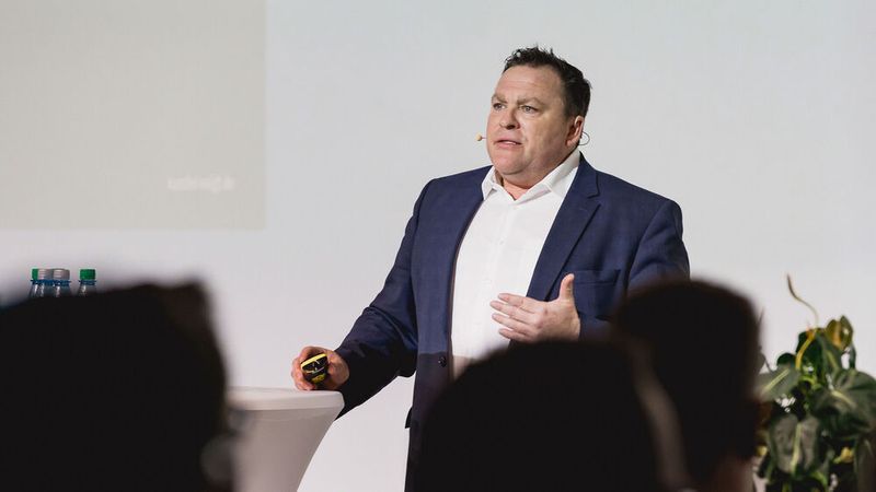 Die besonderen Kosten im Schadenfall bei E-Fahrzeugen waren das Thema von Stephan Schmid, Rechtsanwalt und Niederlassungsleiter Kanzlei Voigt in Kassel, Bielefeld und Hannover.. (Bild: Stefan Bausewein)