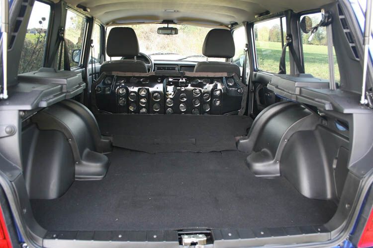 Mut umgeklappter Rückbank wird der Lada zum echten Lademeister. (Bild: Ampnet)