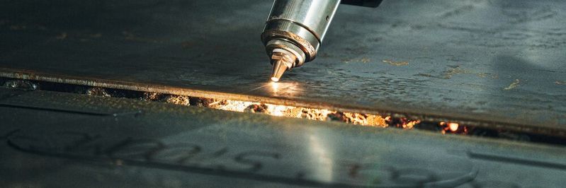 Das neue hochdynamische Laserfasenaggregat Bevel-U ermöglicht die Herstellung präziser und wiederholgenauer Fasenteile – ein großer Vorteil bei der Kantenvorbereitung für automatisiertes Roboterschweißen.(Bild:  Messer Cutting Systems)