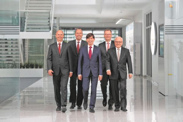 Die Geschäftsführung: Dr. Martin Heubeck, Frank Stührenberg (Vorsitzender), Prof. Dr. Gunther Olesch, Roland Bent und Dr. Heinz Wesch (v.l.n.r.). (Bild: Phoenix Contact)