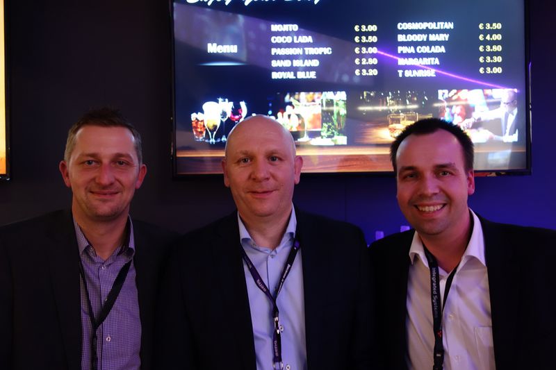 (v. l.) Danny Weber, ALSO, Bernd Suessenbach, BenQ und Ralf Niggemann, ALSO sind sich bei der Drinkwahl noch nicht einig. (Bild: IT-BUSINESS)