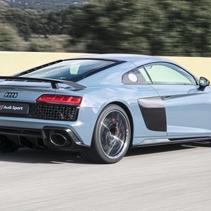 Auch das Fahrwerk wurde modifiziert: Der Vorderwagen ist über eine Querstrebe versteift, die Stabilitätskontrolle und die Lenkung wurden neu abgestimmt.(Bild:  Audi)